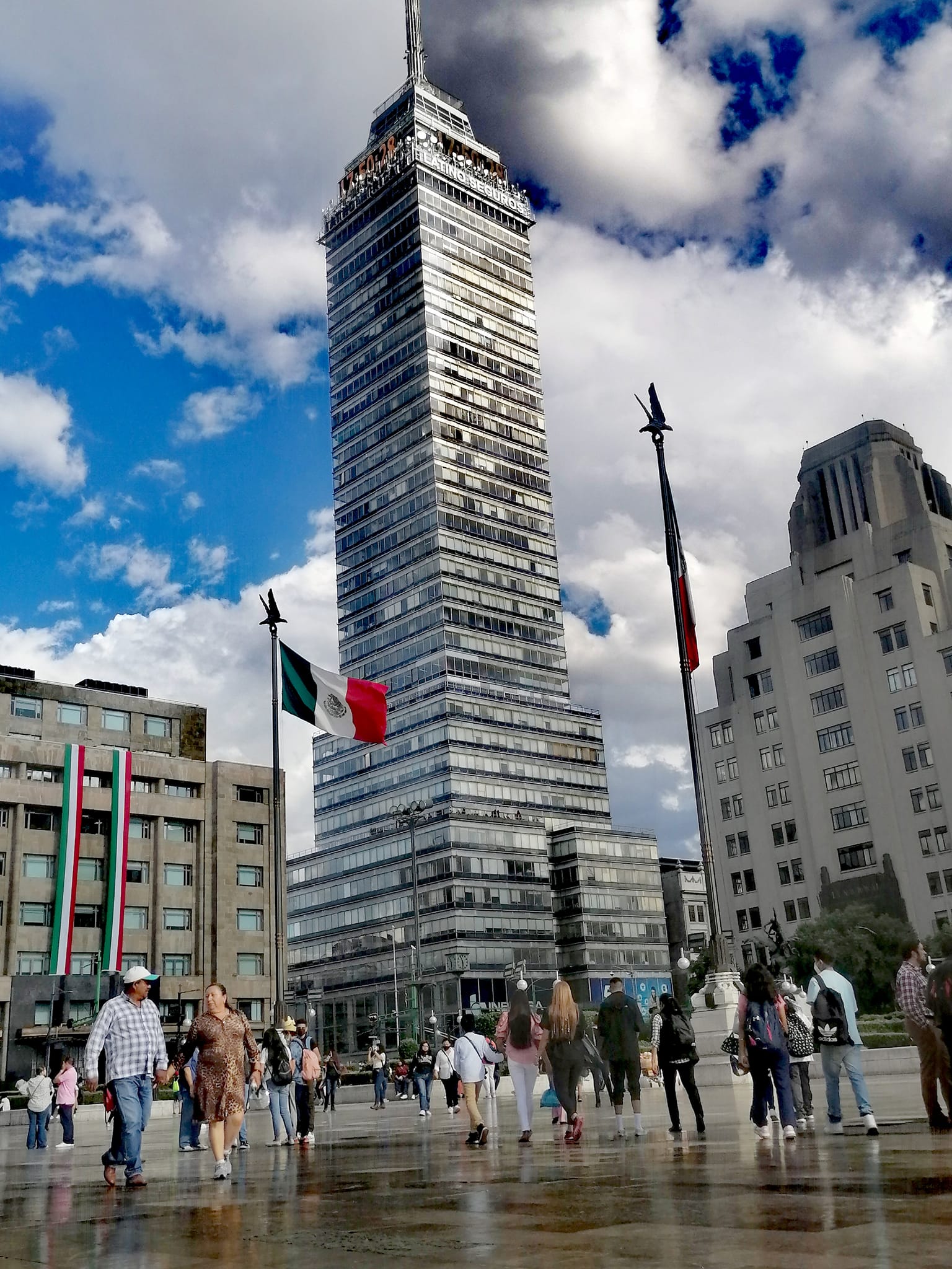 ¿Sabías qué?- Es un edicicio conciderado rascacielo y uno de los más emblematicos de la ciudad.

Fue diseñado por el Arquitecto Mexicano Augusto H. Alvarez y A la Torre Miguel Abed,. Era uno de los edificios más alto desde su construción en 1956 hastael año de 1972.
